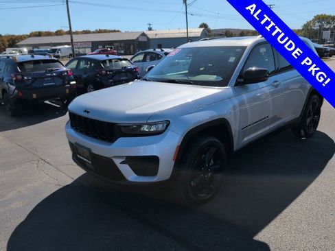 Used 2023 Jeep Grand Cherokee Altitude image 1