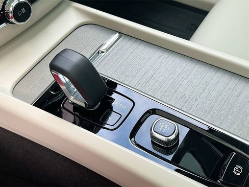 Used 2025 Volvo XC60 T8 Plus w/ Protection Package Premier image 17