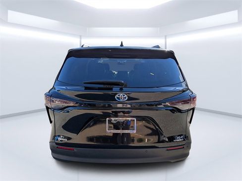 Used 2024 Toyota Sienna XLE image 4