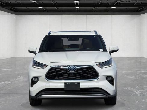 Used 2021 Toyota Highlander Platinum AWD/4WD image 2