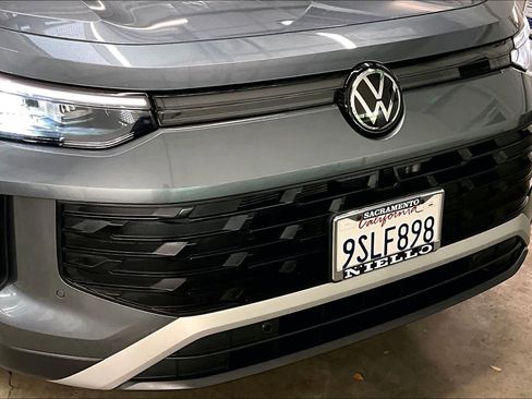 Used 2025 Volkswagen Tiguan SE image 31