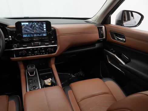 Used 2024 Nissan Pathfinder Platinum w/ Cargo Package image 32