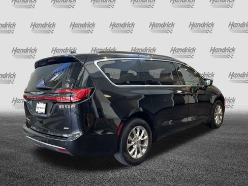 Used 2022 Chrysler Pacifica Touring-L image 9