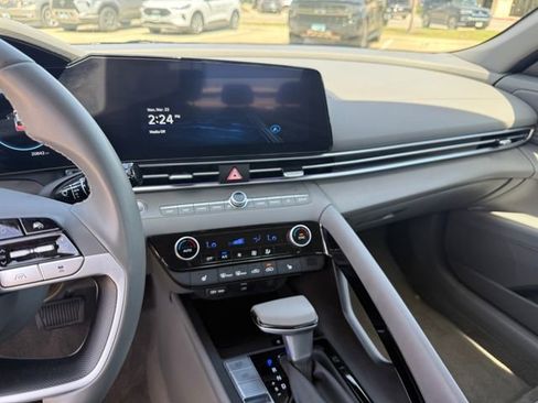 Used 2025 Hyundai Elantra SEL image 20
