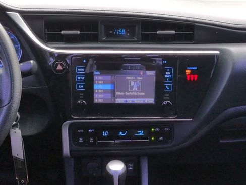 Used 2018 Toyota Corolla LE FWD image 17