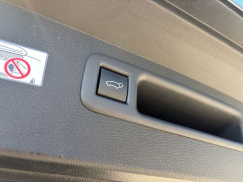 Used 2025 Toyota Highlander LE FWD image 23