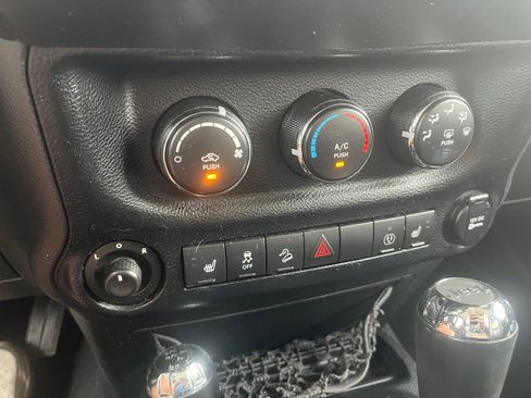 Used 2014 Jeep Wrangler Unlimited Rubicon w/ Connectivity Group AWD/4WD image 25