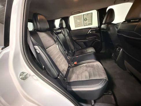 Used 2024 Mitsubishi Outlander SE image 14