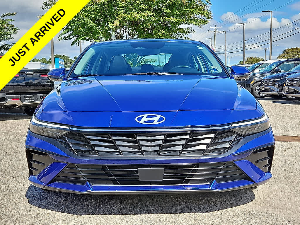 Used 2025 Hyundai Elantra Limited FWD image 2
