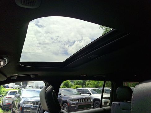 New 2025 Jeep Grand Cherokee L Altitude image 9