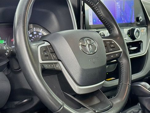 Used 2023 Toyota Highlander XLE image 32