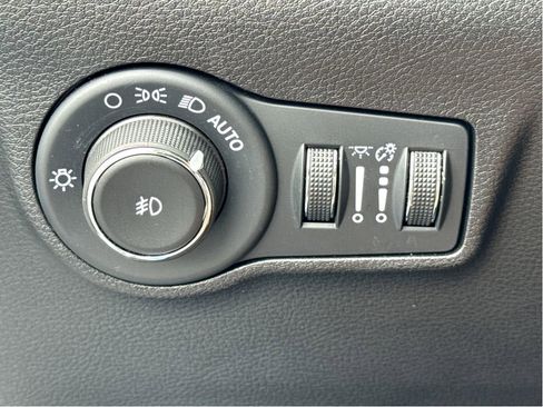 Used 2025 Jeep Compass Trailhawk AWD/4WD image 12