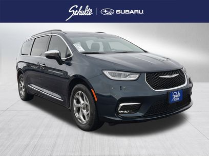 Used 2023 Chrysler Pacifica Limited w/ Uconnect Theater Family Group