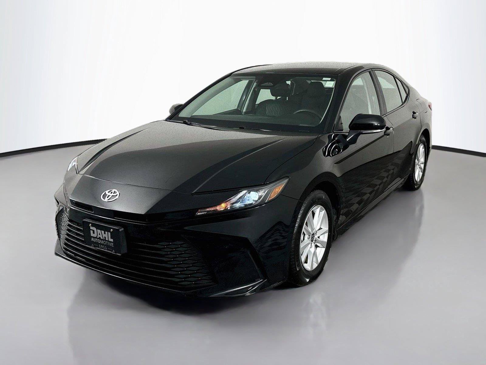 Used 2025 Toyota Camry LE FWD image 4