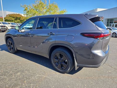 Used 2024 Toyota Highlander LE image 3