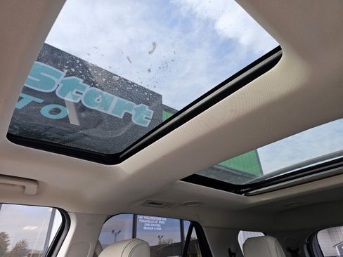 Used 2017 Ford Explorer Platinum image 16