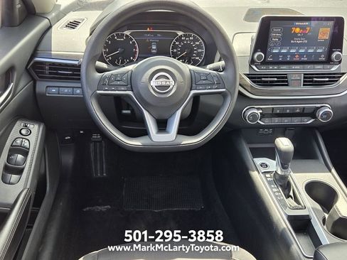Used 2025 Nissan Altima 2.5 SV FWD image 11