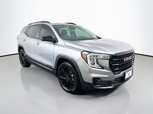 Used 2024 GMC Terrain SLE w/ Driver Convenience Package FWD image 3