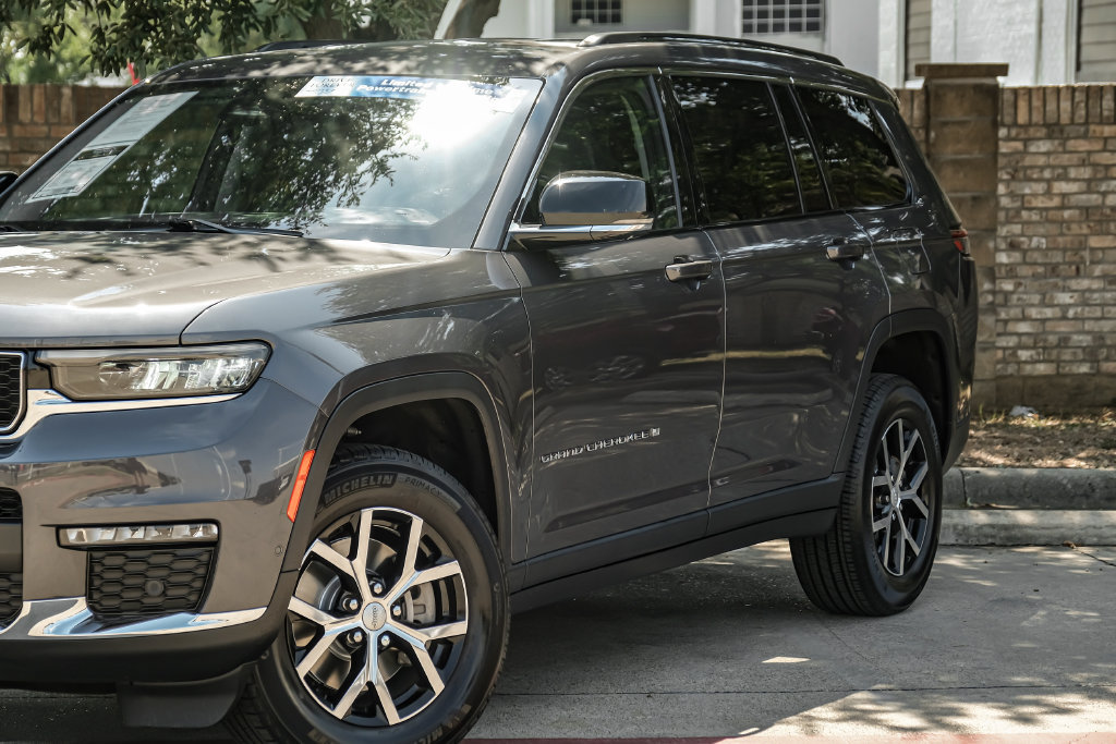 Used 2023 Jeep Grand Cherokee L Limited w/ Luxury Tech Group II AWD/4WD image 13