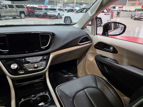 Used 2024 Chrysler Pacifica Limited AWD/4WD image 17