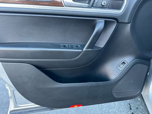 Used 2016 Volkswagen Touareg Sport image 24