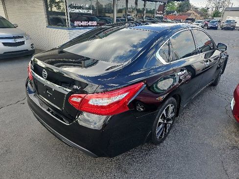 Used 2017 Nissan Altima 2.5 SV w/ Convenience Package FWD image 2