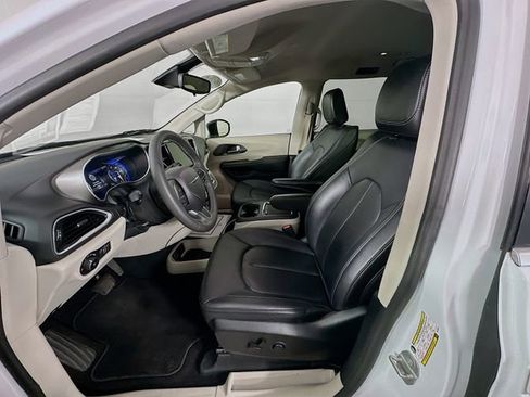 Used 2024 Chrysler Pacifica Touring-L image 26