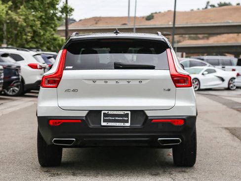 Used 2019 Volvo XC40 T4 R-Design FWD image 5