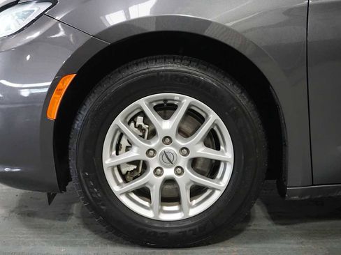 Used 2022 Chrysler Pacifica Touring-L image 8