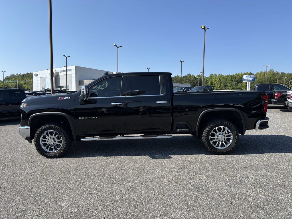 Used 2024 Chevrolet Silverado 2500 LTZ w/ LTZ Convenience Package AWD/4WD image 4