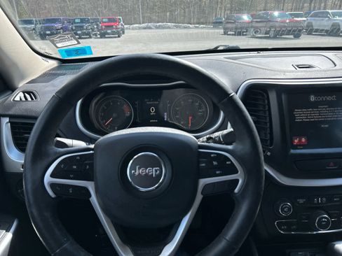 Used 2018 Jeep Cherokee Latitude Plus w/ Cold Weather Group image 9