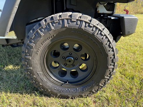 Used 2014 Jeep Wrangler Unlimited Sport image 9