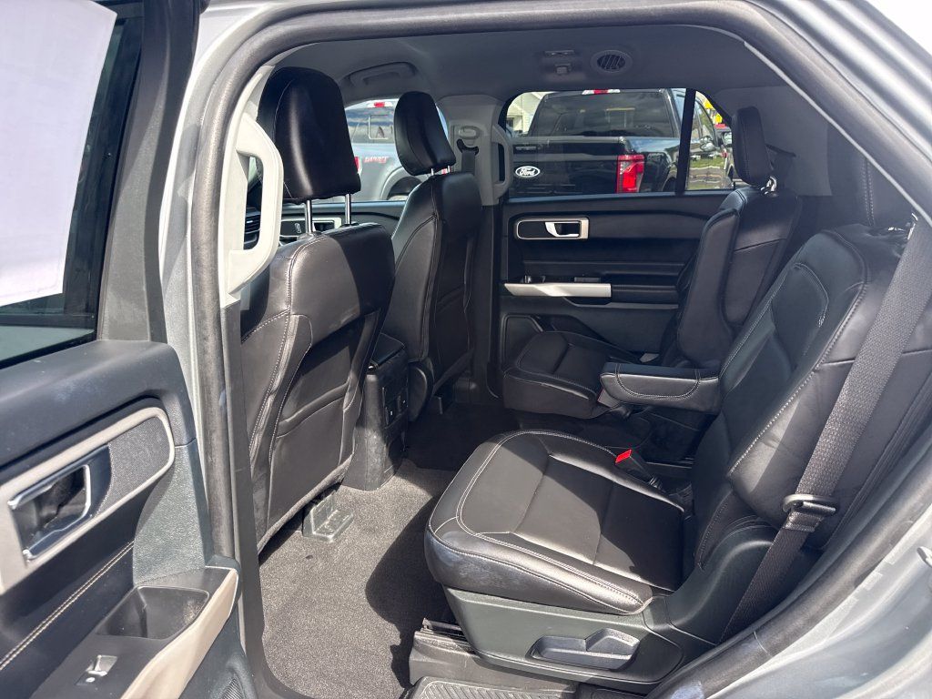Used 2024 Ford Explorer XLT w/ Equipment Group 202A AWD/4WD image 17