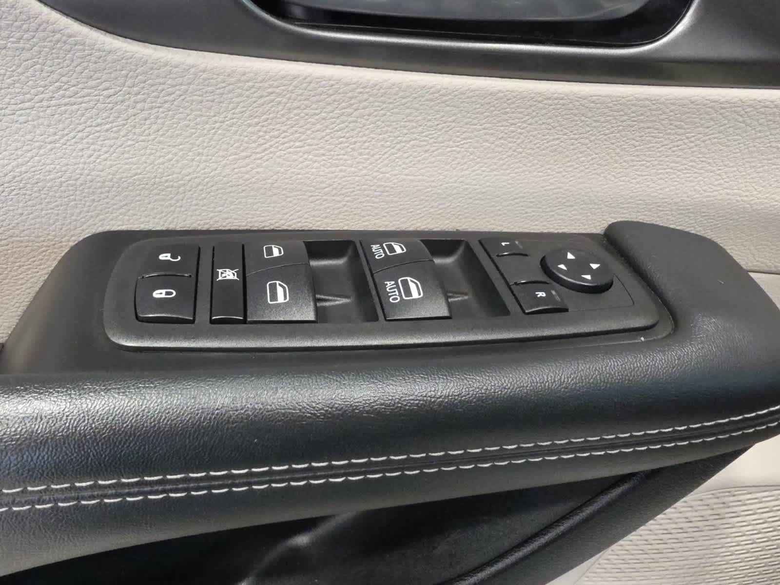 Used 2024 Chrysler Pacifica Touring-L FWD image 19