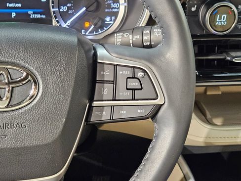 Used 2023 Toyota Highlander XLE FWD image 29