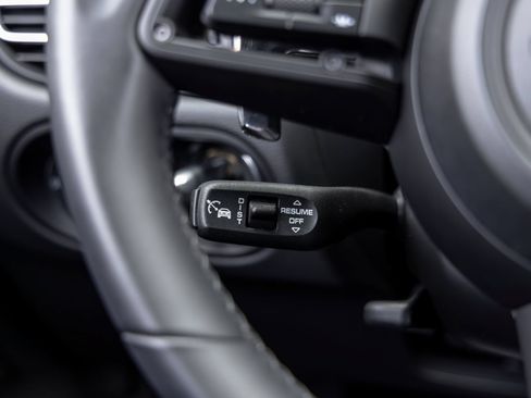 Certified 2026 Porsche Macan AWD/4WD image 32