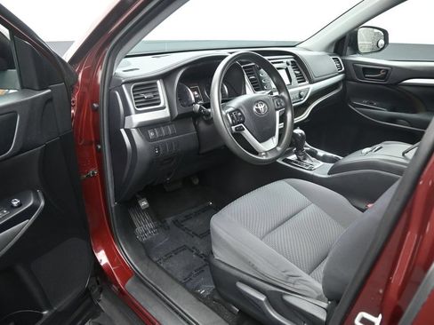 Used 2019 Toyota Highlander LE FWD image 11
