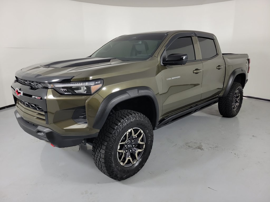 Used 2025 Chevrolet Colorado ZR2 w/ Technology Package AWD/4WD image 3