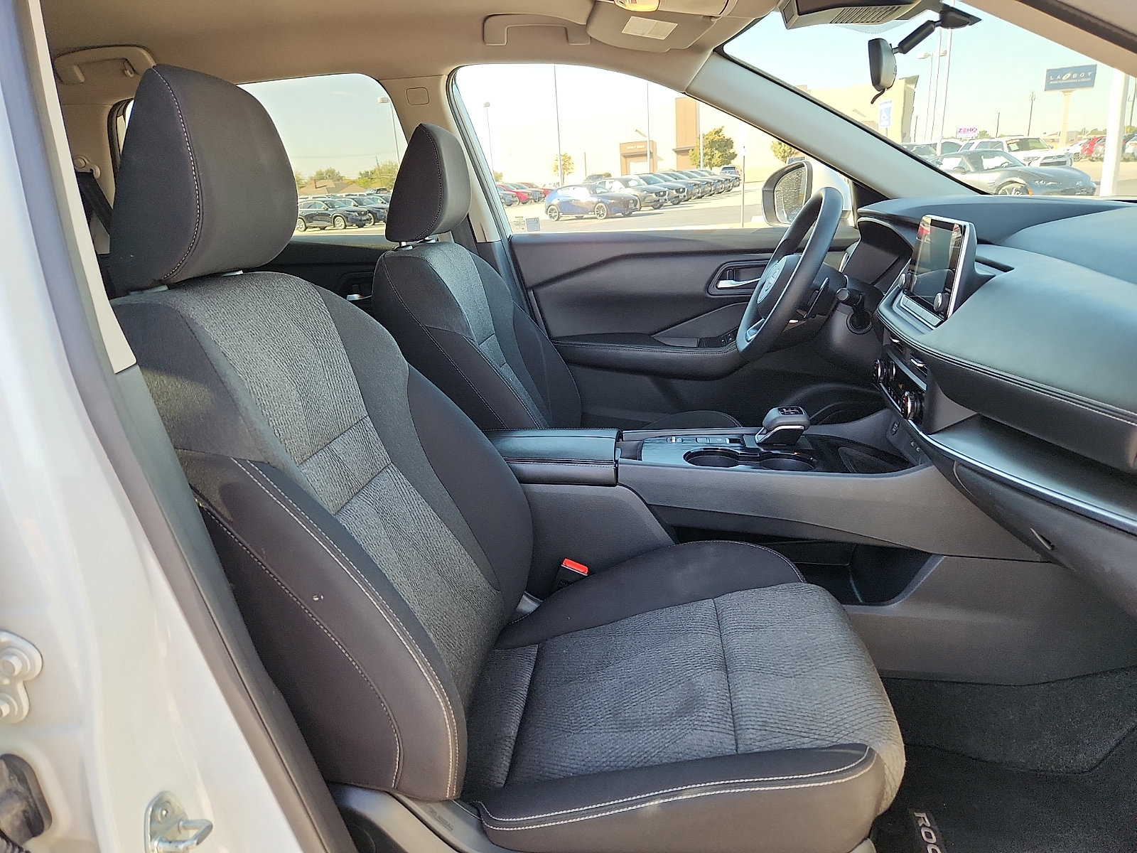 Used 2024 Nissan Rogue SV FWD image 14