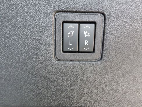 Used 2022 Chevrolet Traverse High Country image 22