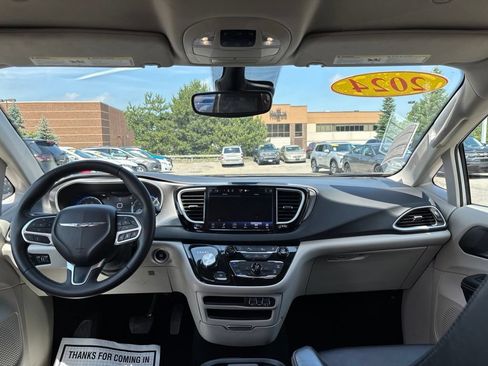 Used 2024 Chrysler Pacifica Touring-L FWD image 17