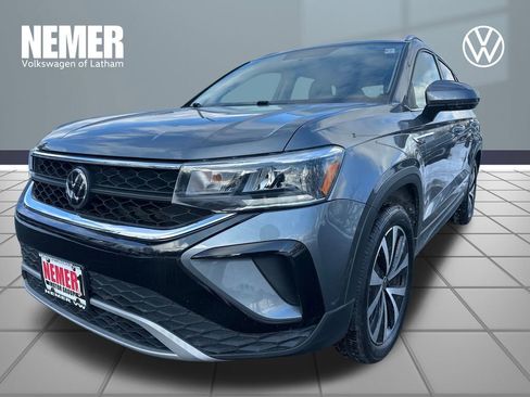 Used 2022 Volkswagen Taos SE image 1