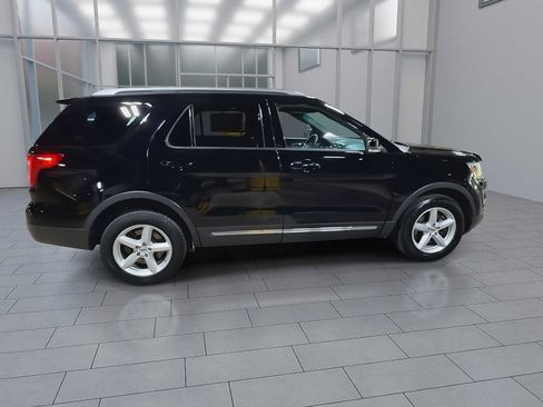Used 2016 Ford Explorer XLT w/ Equipment Group 202A AWD/4WD image 9