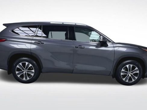 Used 2022 Toyota Highlander XLE AWD/4WD image 27