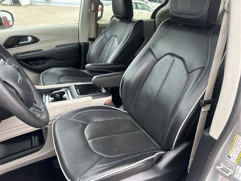 Used 2024 Chrysler Pacifica Limited FWD image 13