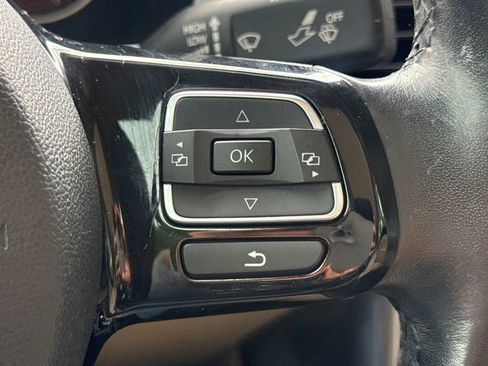 Used 2018 Volkswagen Beetle 2.0T SE FWD image 28
