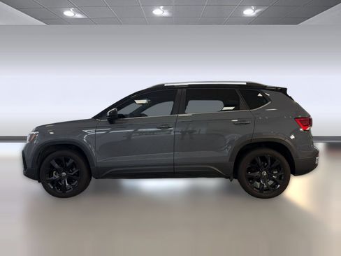 Certified 2024 Volkswagen Taos SE w/ Panoramic Sunroof Package FWD image 2