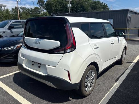 Used 2024 Kia Soul LX FWD image 9