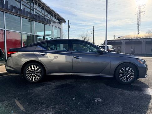 Used 2024 Nissan Altima 2.5 SV image 7