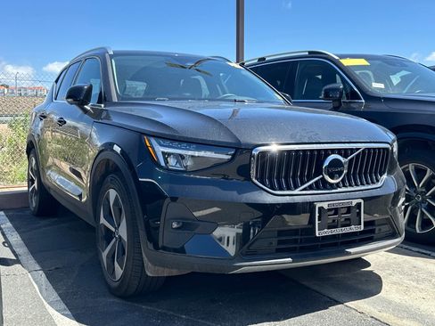 Used 2025 Volvo XC40 B5 Plus AWD/4WD image 2